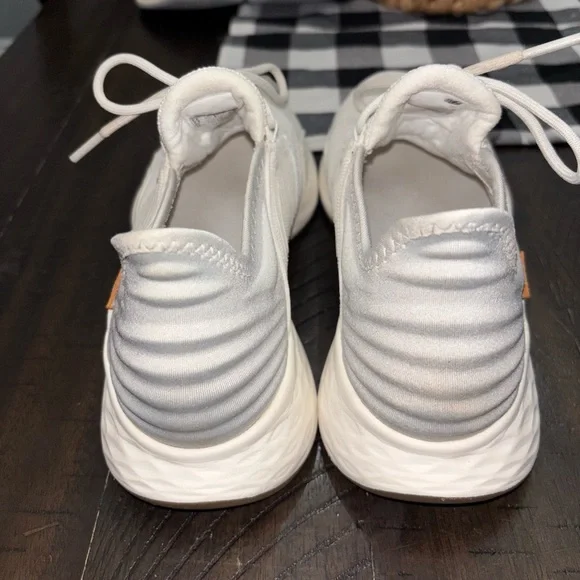 New Balance Women's ROAV athletic shoes - Picture 4 of 5